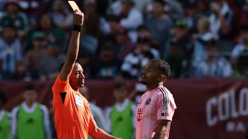 Messi marca pênalti, Berterame amplia e Inter Miami vira o placar de 2-0 para 3-2 nos acréscimos apesar da expulsão de Bright.(Foto: Andrew Wevers/Getty Images)