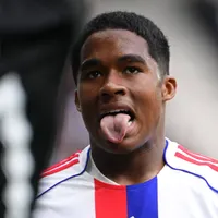 Lyon enfrenta o PSG em Paris