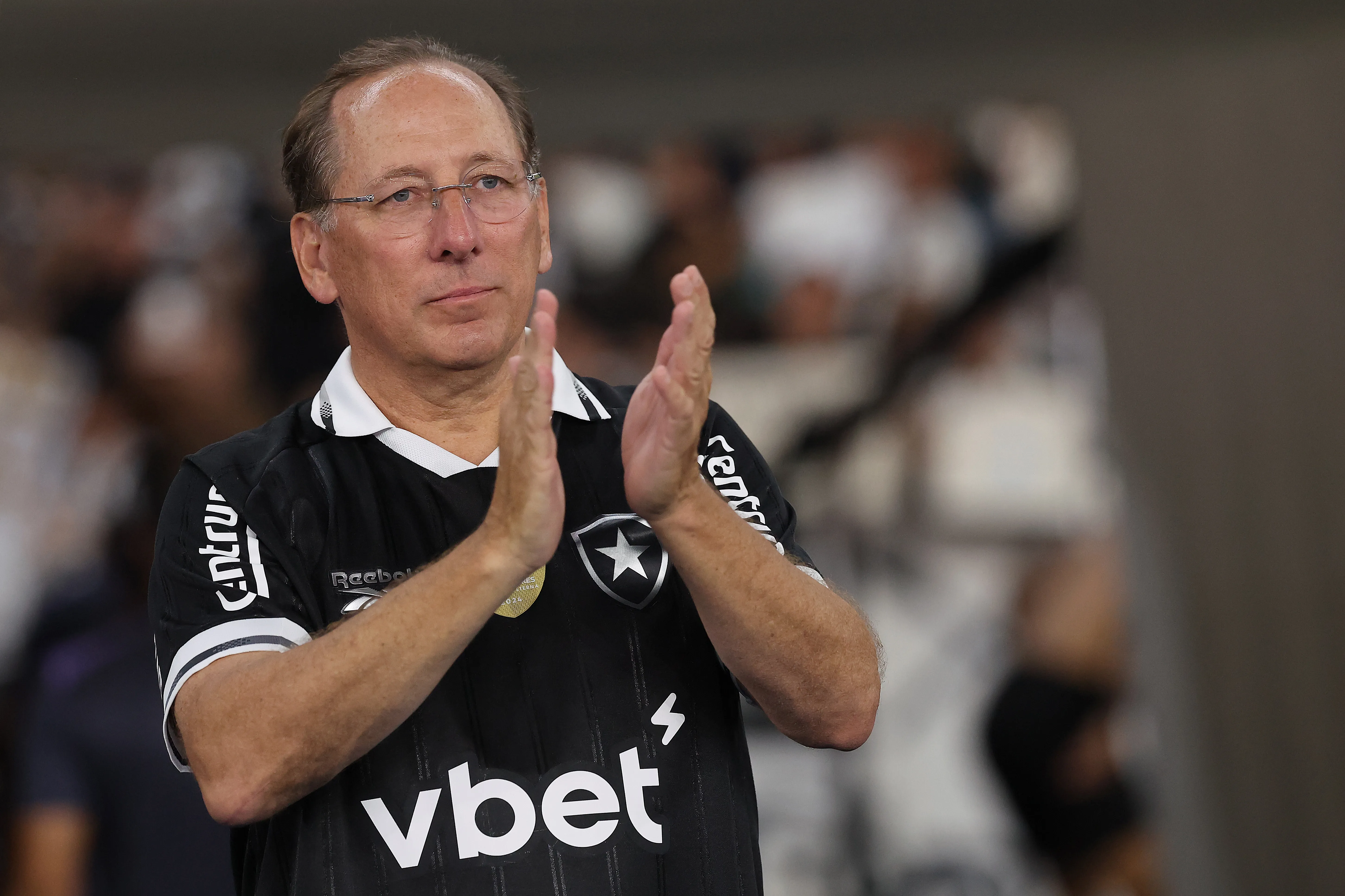 O dono da SAF do Botafogo, John Textor, aplaude os jogadores antes da partida entre Botafogo e Corinthians, válida pelo Brasileirão 2025, no Estádio Olímpico Nilton Santos, em 26 de julho de 2025, no Rio de Janeiro, Brasil. (Foto de Wagner Meier/Getty Images)