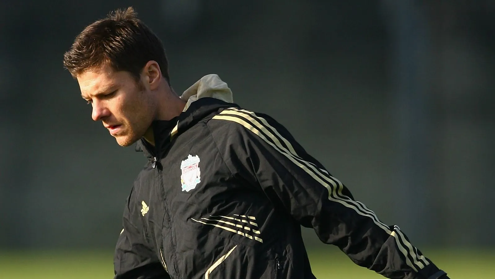 Xabi Alonso, do Liverpool, faz alongamento durante sessão de treinamento do Liverpool realizada no Centro de Treinamento de Melwood, em 3 de novembro de 2008, em Liverpool, Inglaterra. (Foto de Alex Livesey/Getty Images)