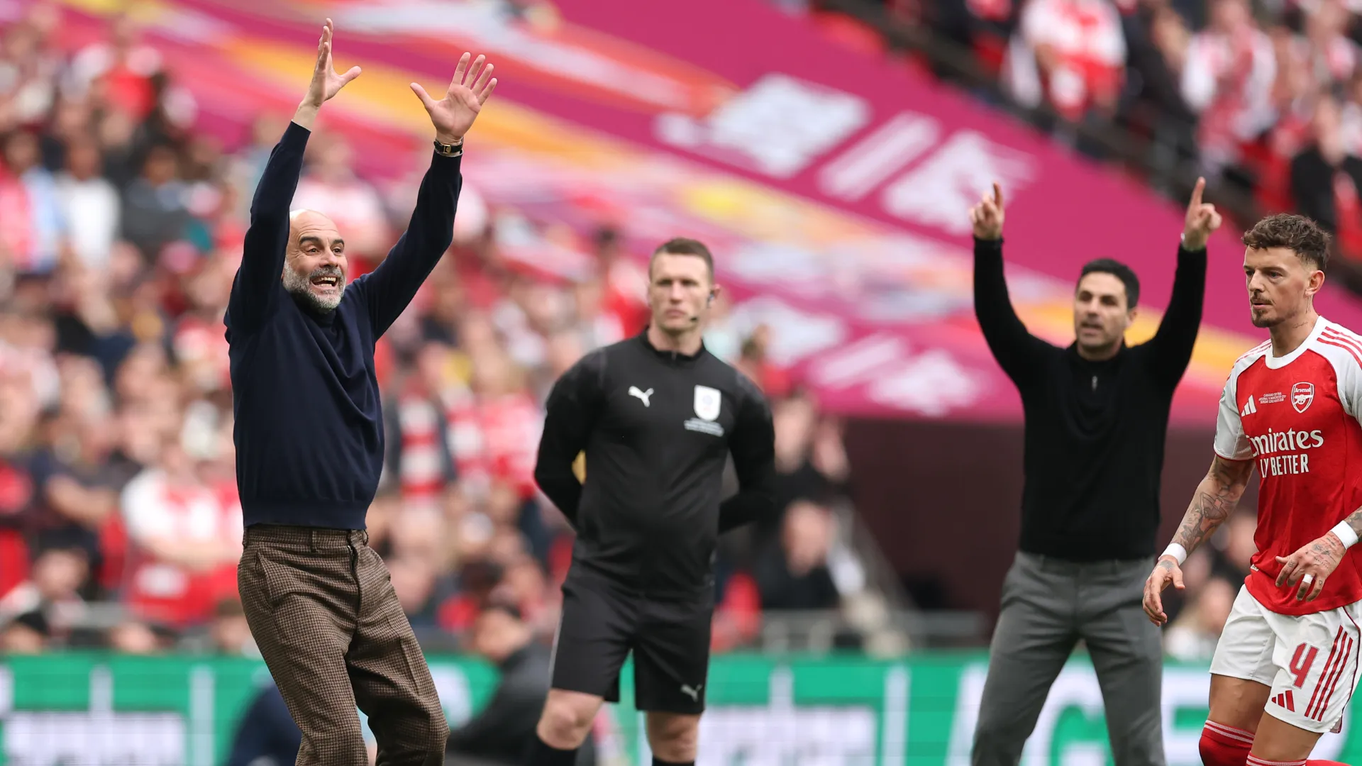Guardiola ao lado de Mikel Arteta