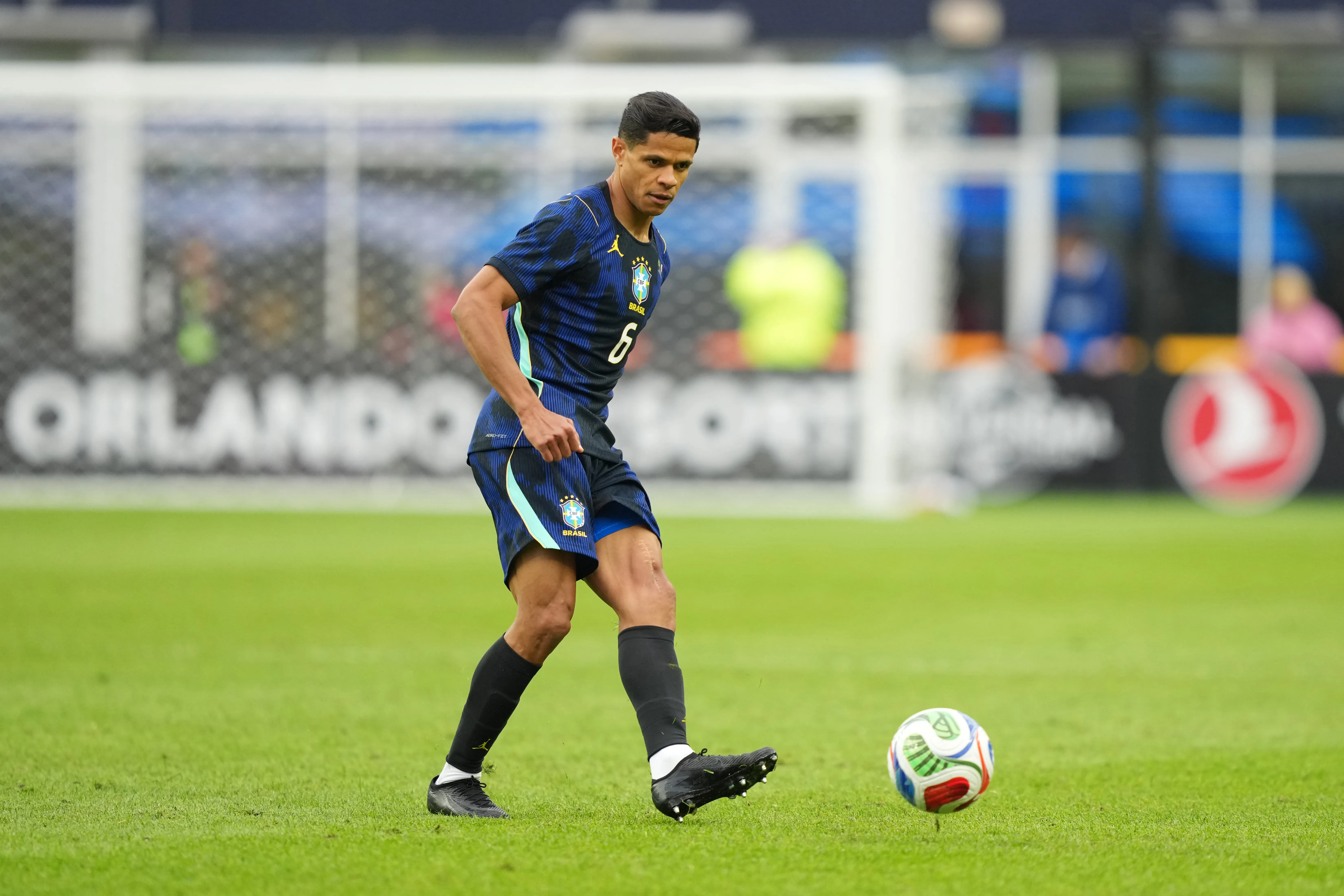 Douglas Santos em jogo do Brasil. Foto: Michael Owens/Getty Images