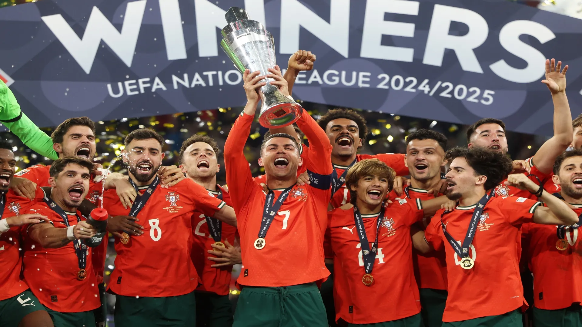 CR7 levanta a taça da UEFA Nations League 2025 – Lars Baron/Getty Images