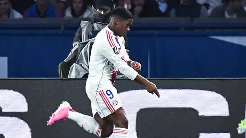 Endrick brilha intensamente na vitória do Lyon contra o PSG e coloca liderança do rival em risco. Direitos autorais: Baptiste Autissier.