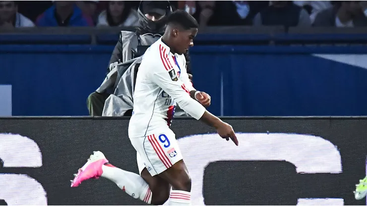 Endrick brilha intensamente na vitória do Lyon contra o PSG e coloca liderança do rival em risco. Direitos autorais: Baptiste Autissier.