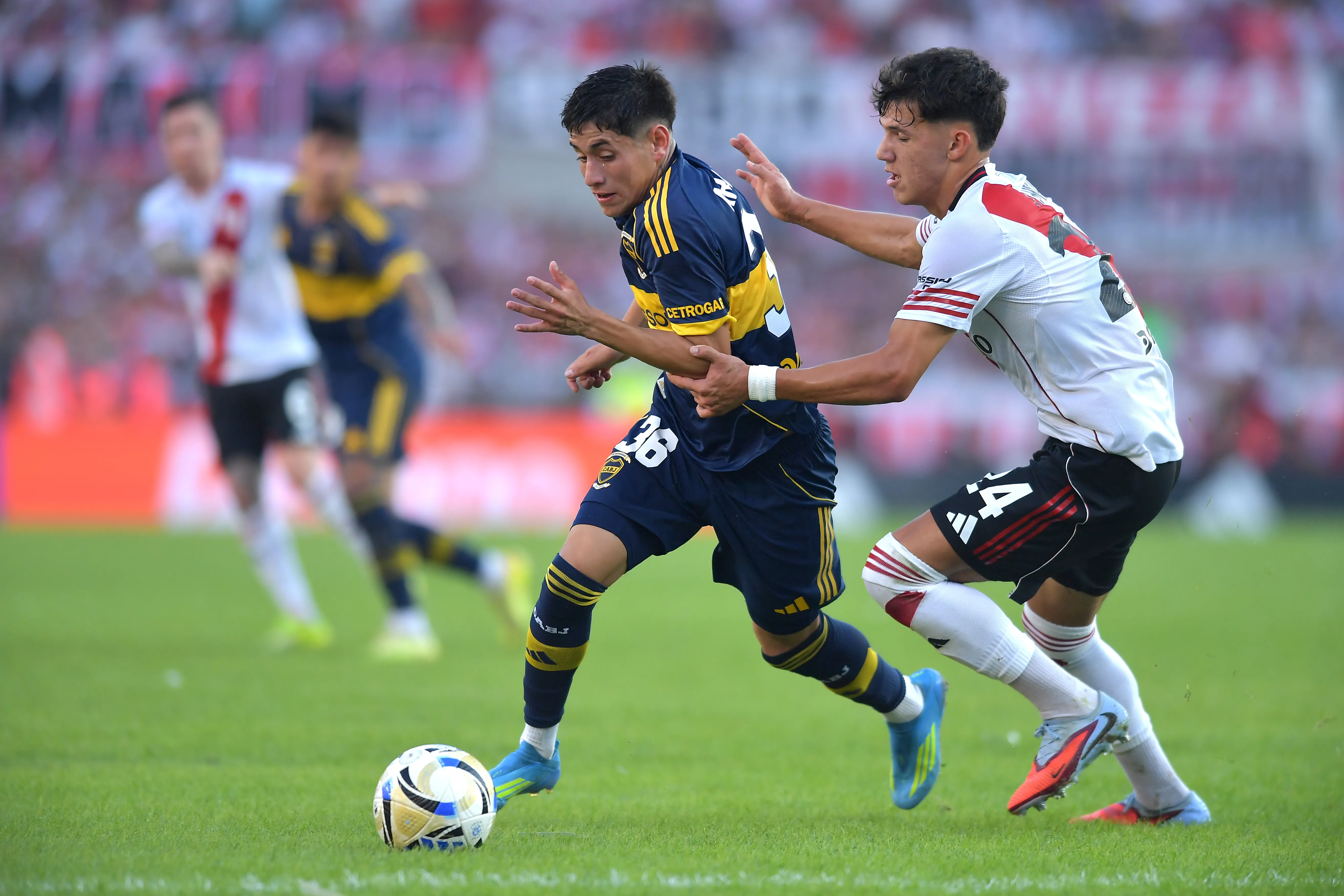 Tomas Aranda e Juan Meza disputam bola em campo. (Photo by Marcelo Endelli/Getty Images)
