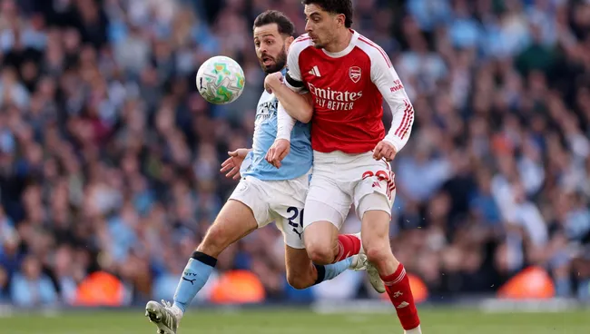 Havertz, do Arsenal, é desafiado por Bernardo Silva, do Manchester City, durante partida da Premier League. Foto: Carl Recine/Getty Images