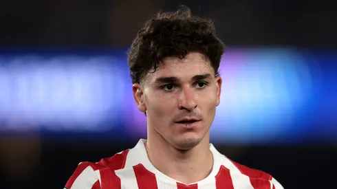 Julián Alvarez e Bastoni dão sinal verde ao Barcelona. Foto: Eric Alonso/Getty Images