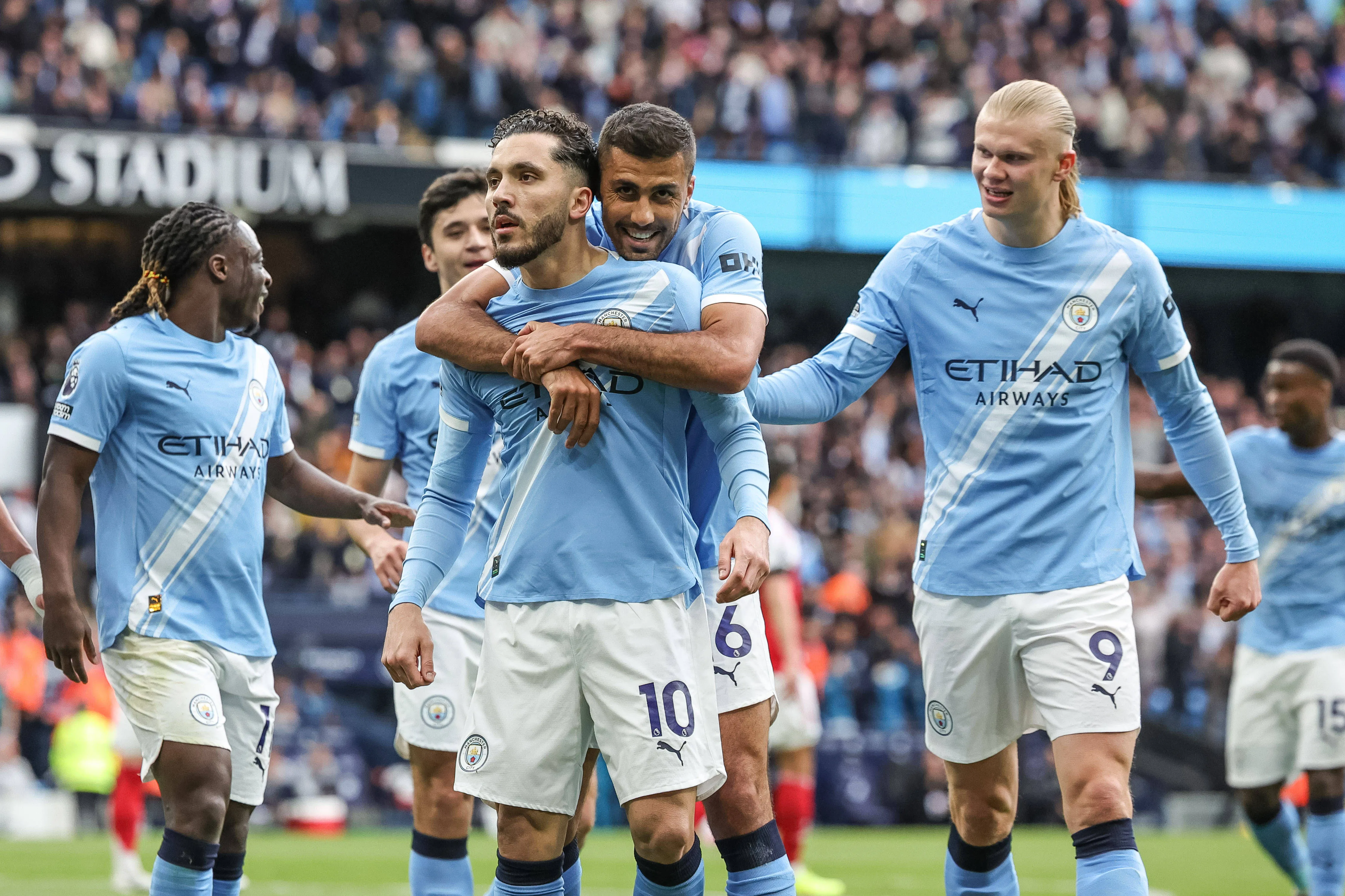 Jogadores do Manchester City comemoram após Cherki marcar um gol. Foto: IMAGO /&nbsp;NurPhoto