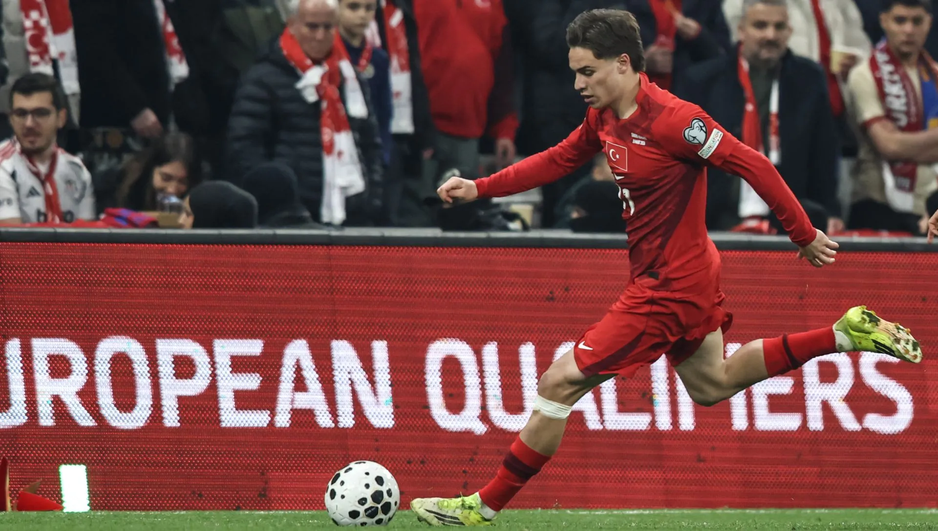 Kenan Yildiz durante partida dos play-offs das Eliminatórias da Copa do Mundo. Foto: Burak Kara/Getty Images