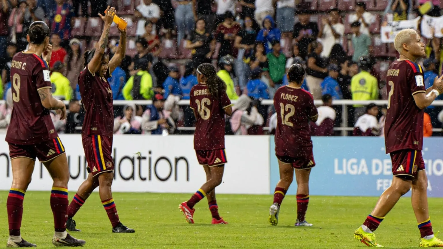 Jogadoras da Venezuela cumprimentam a torcida após a goleada sobre a Bolívia - Foto: Redes Sociais/Venezuela