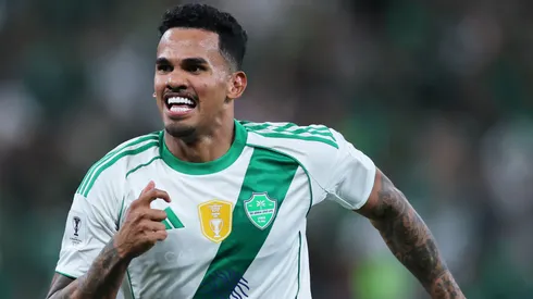 Brasileiro foi decisivo na virada que levou o Al-Ahli à final. Foto: Abdullah Ahmed/Getty Images