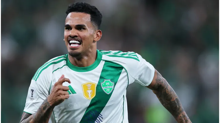 Brasileiro foi decisivo na virada que levou o Al-Ahli à final. Foto: Abdullah Ahmed/Getty Images