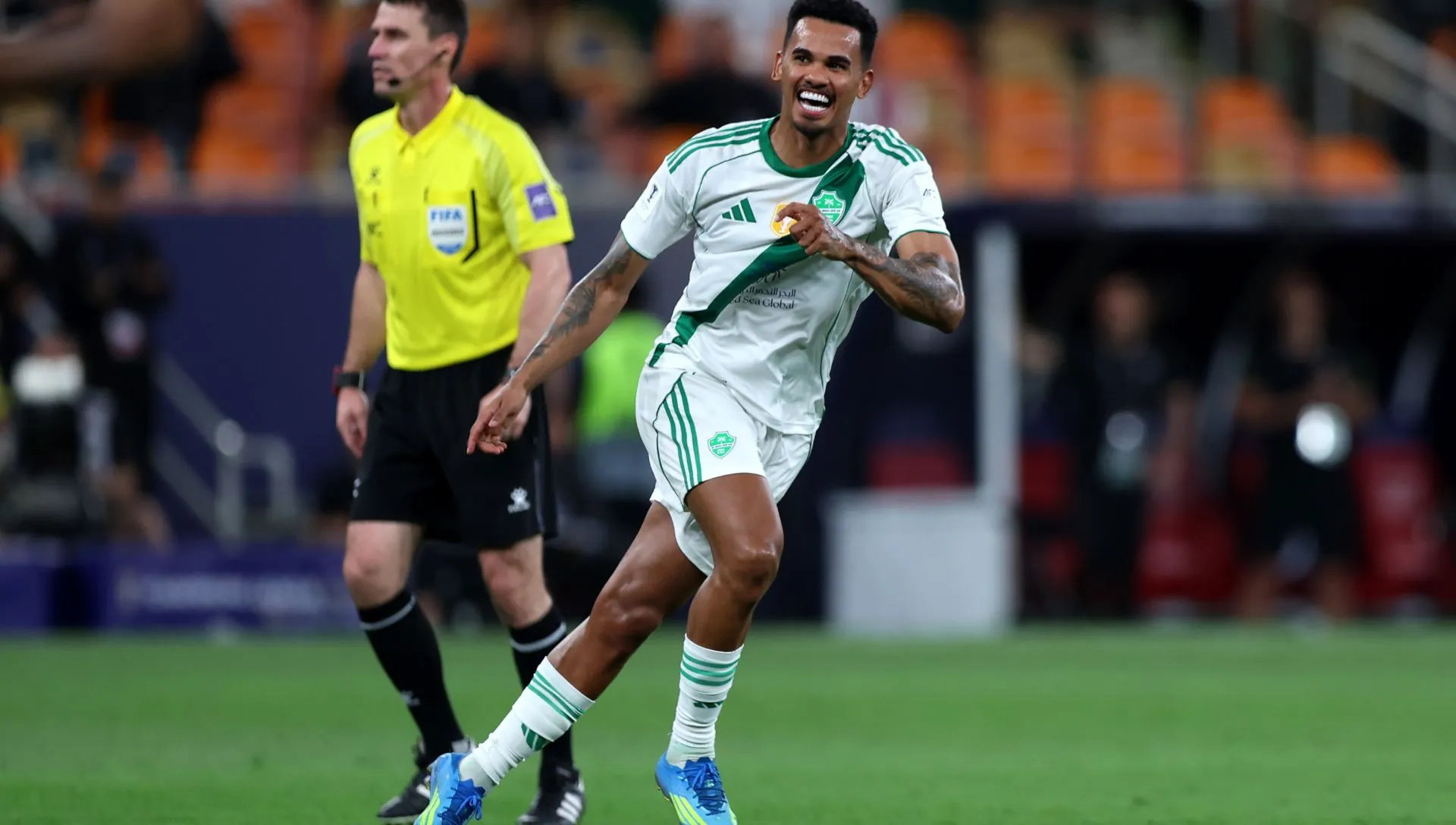 Galeno, do Al-Ahli, comemora gol durante partida da Champions Asiática. Foto: Yasser Bakhsh/Getty Images