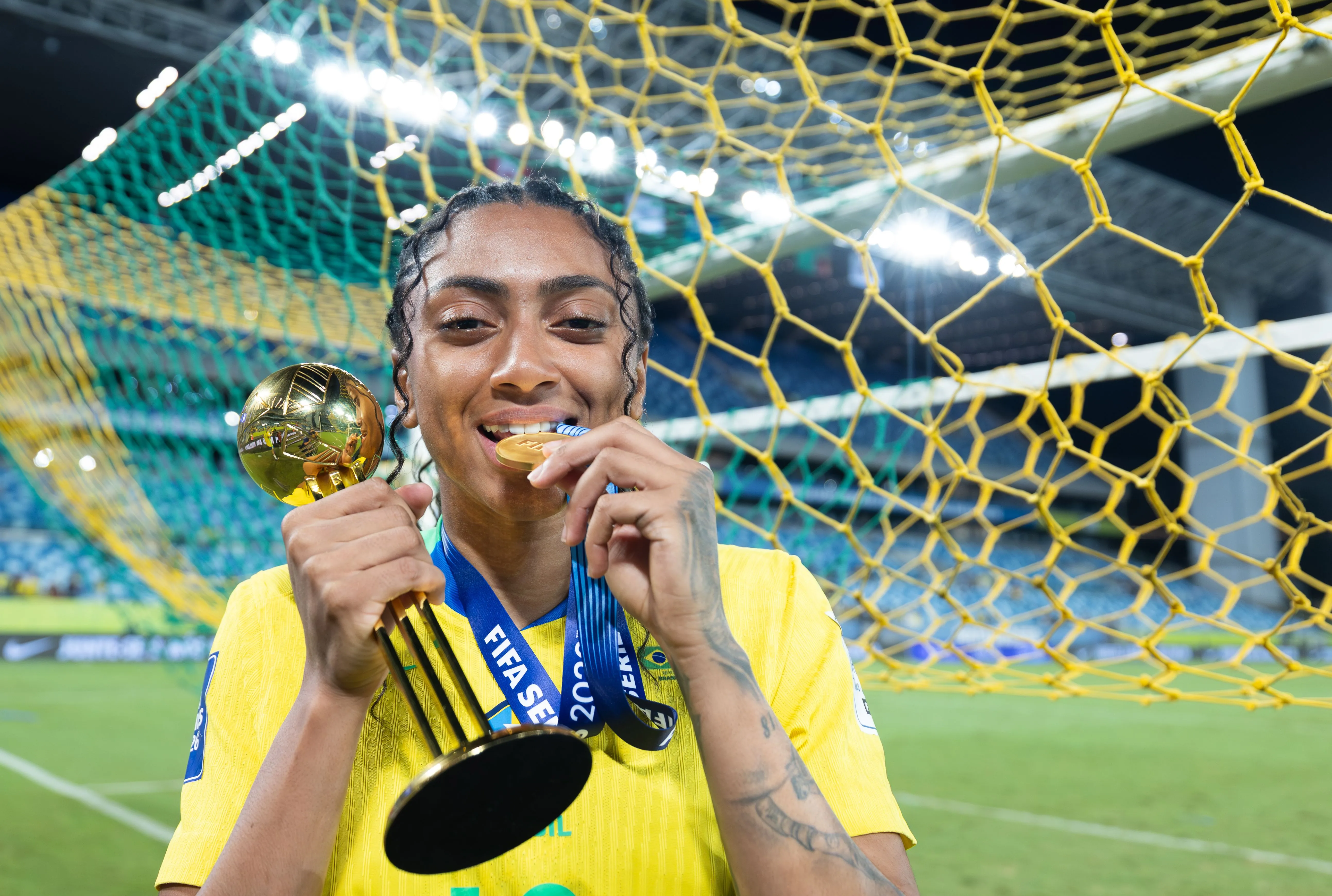 Kerolin com o troféu de melhor jogadora do FIFA Series - Foto: Lívia Villas Boas/CBF