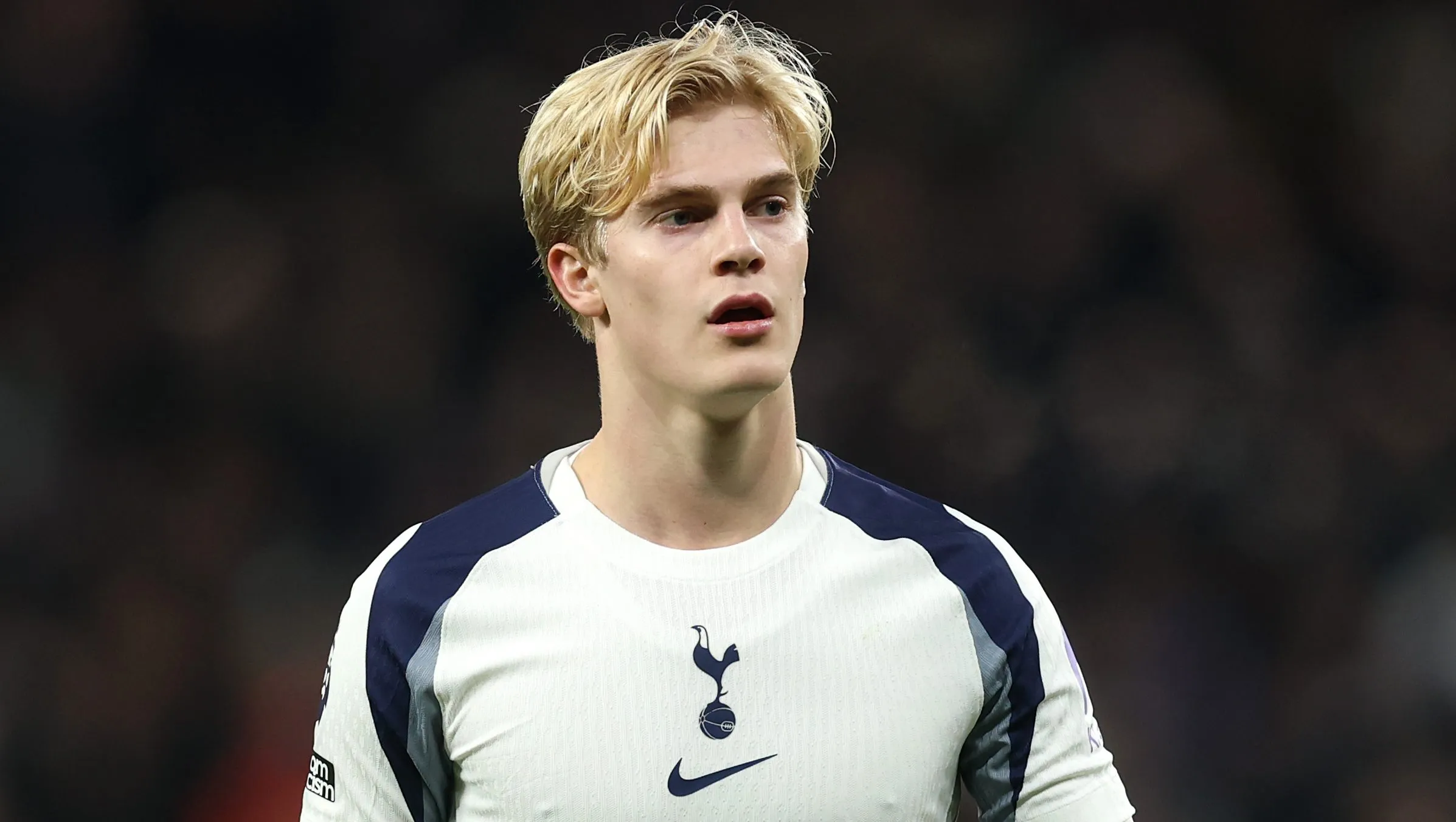 Lucas Bergvall, alvo do Arsenal, em jogo do Tottenham. Foto: Julian Finney/Getty Images