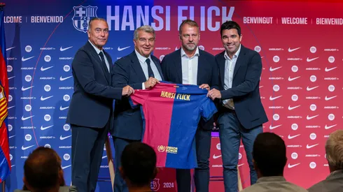 Dirigentes do Barcelona ao lado de Hansi Flick – Photo by Eric Alonso/Getty Images