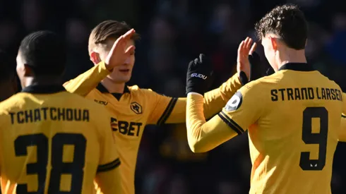 Jogadores do Wolverhampton após gol da equipe. (Photo by Clive Mason/Getty Images)