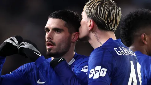 Pedro Neto e Alejandro Garnacho. (Photo by George Wood/Getty Images)