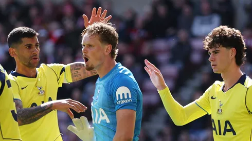 Cristian Romero e Archie Gray comemoram defesa do goleiro do Tottenham. (Photo by Stu Forster/Getty Images)