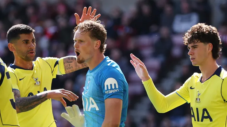 Cristian Romero e Archie Gray comemoram defesa do goleiro do Tottenham. (Photo by Stu Forster/Getty Images)