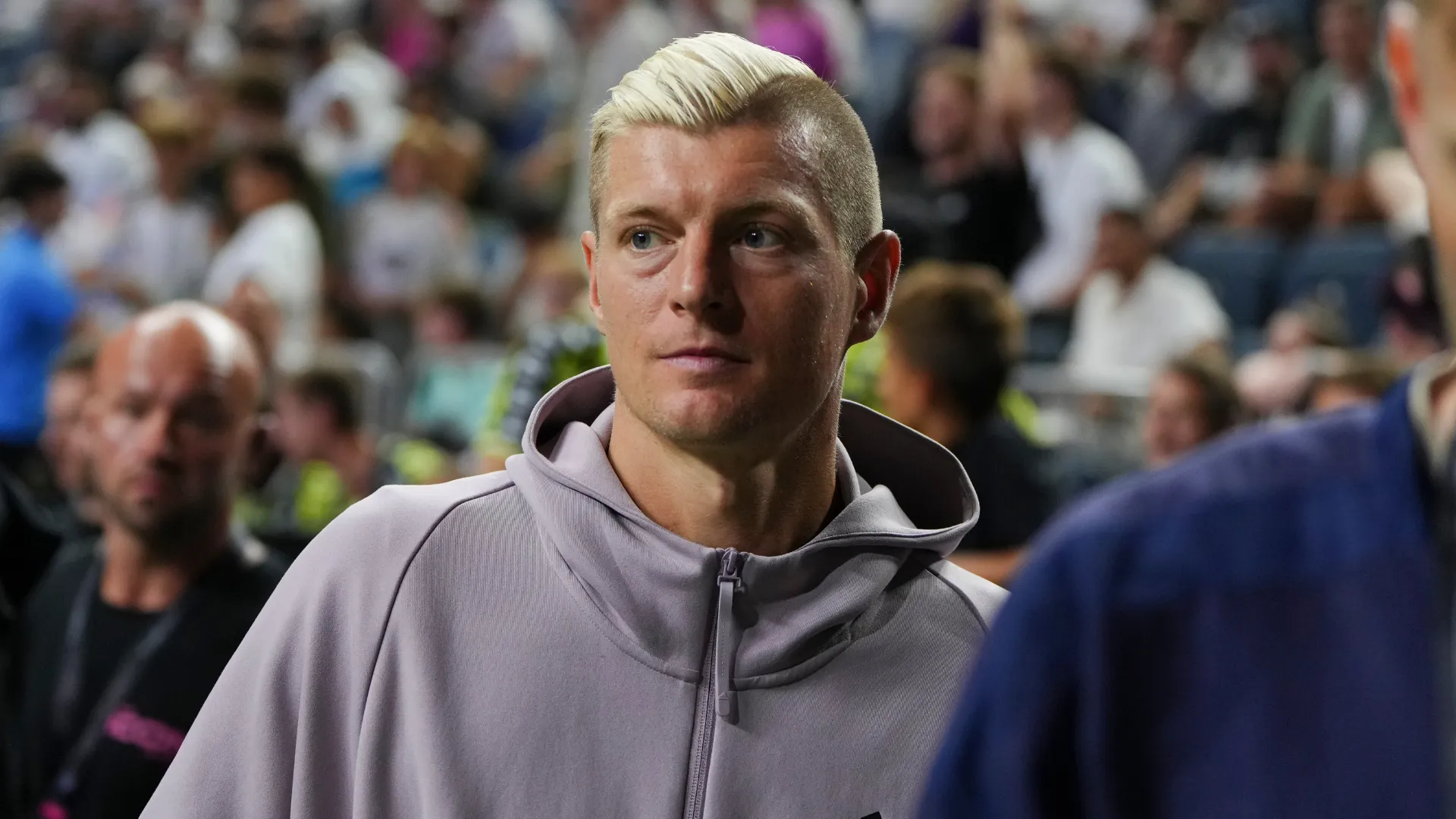 Toni Kroos andando fora de jogo