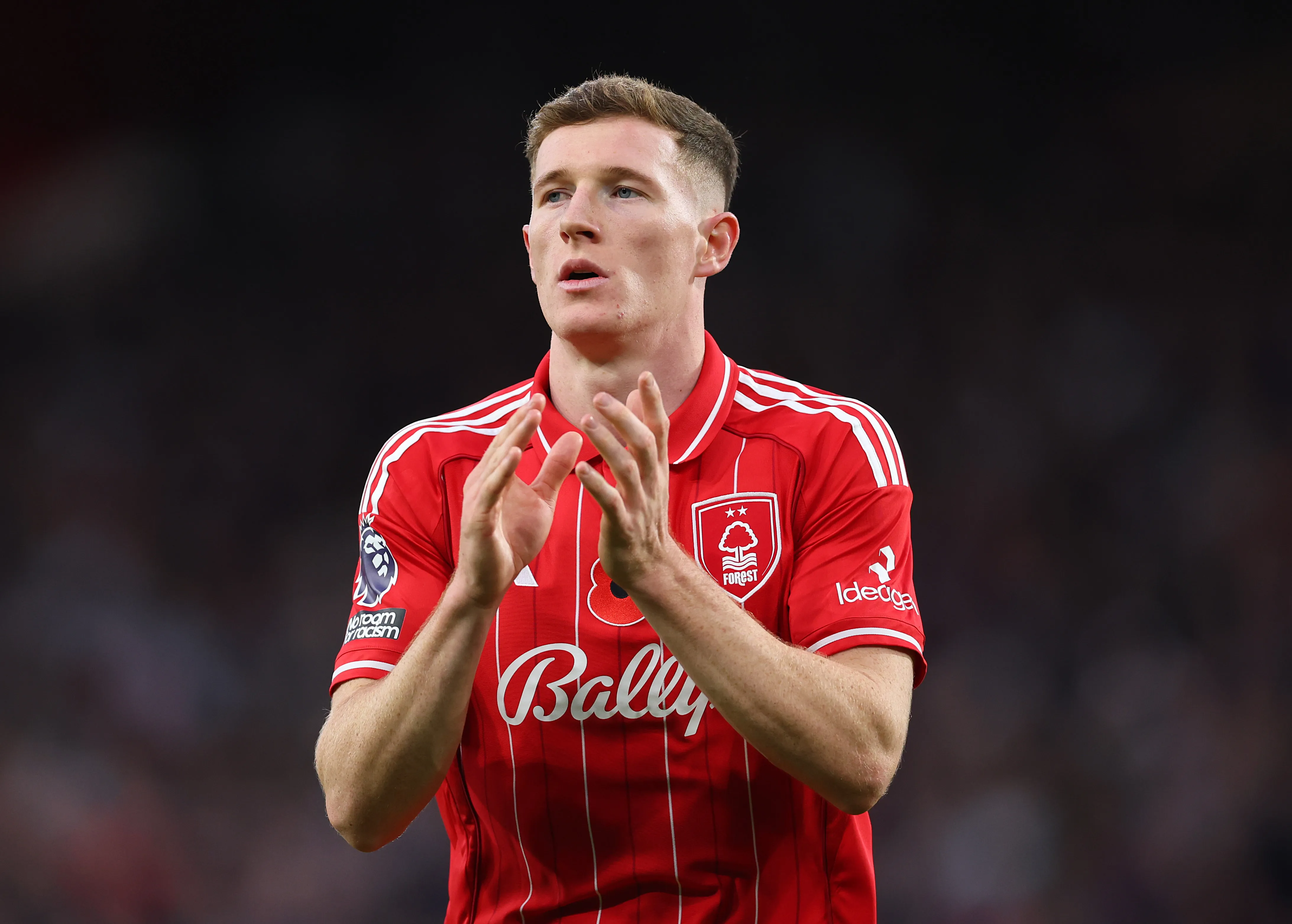 Elliot Anderson durante uma partida pelo Nottingham Forest (Foto: Molly Darlington/Getty Images)