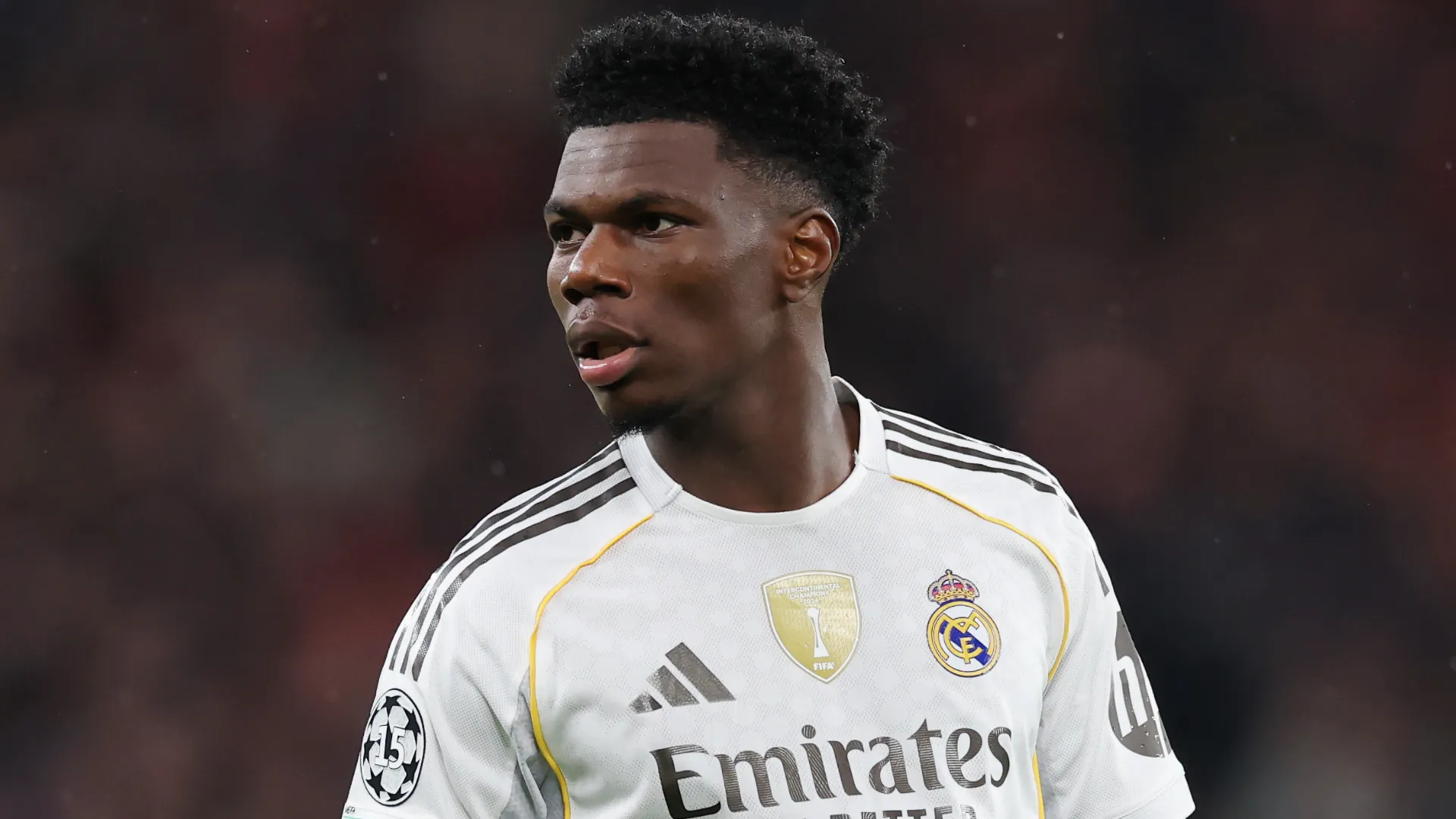 Tchouaméni aparece olhando para o lado durante um jogo do Real Madrid