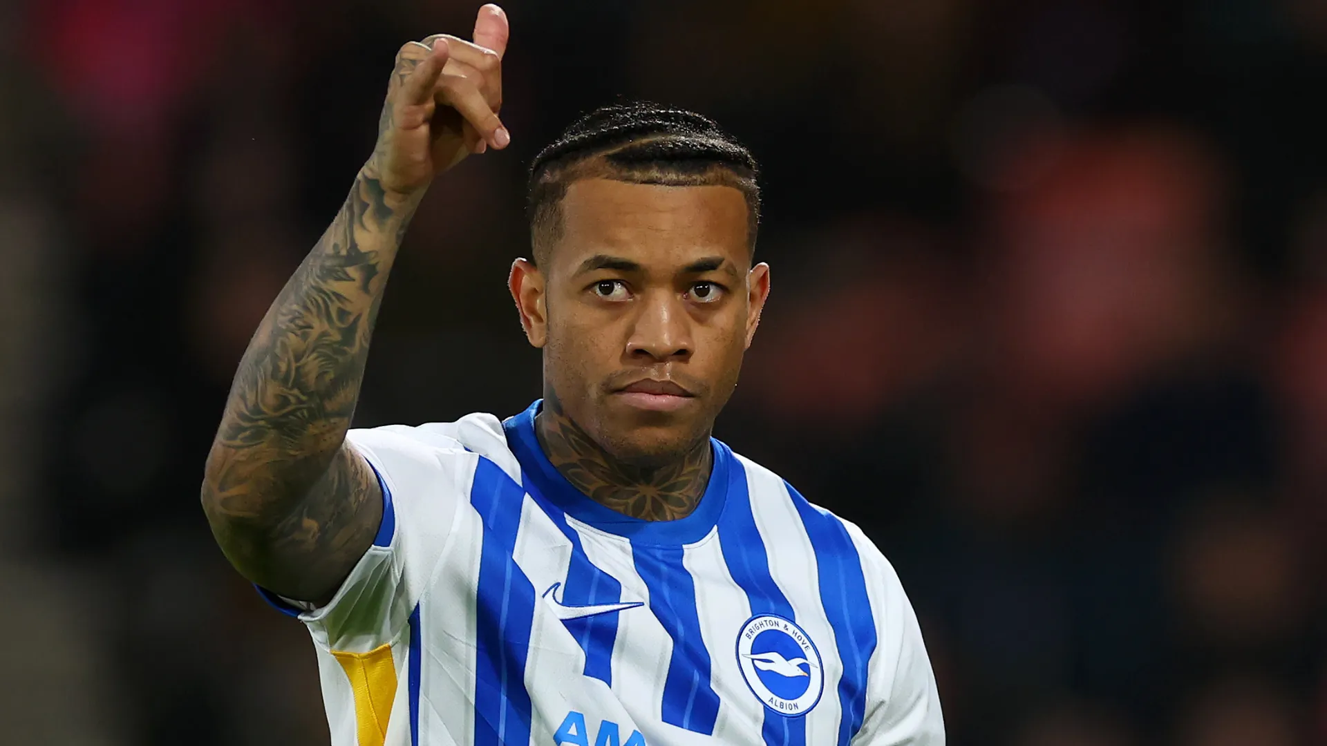 Igor Julio faz sinal de 