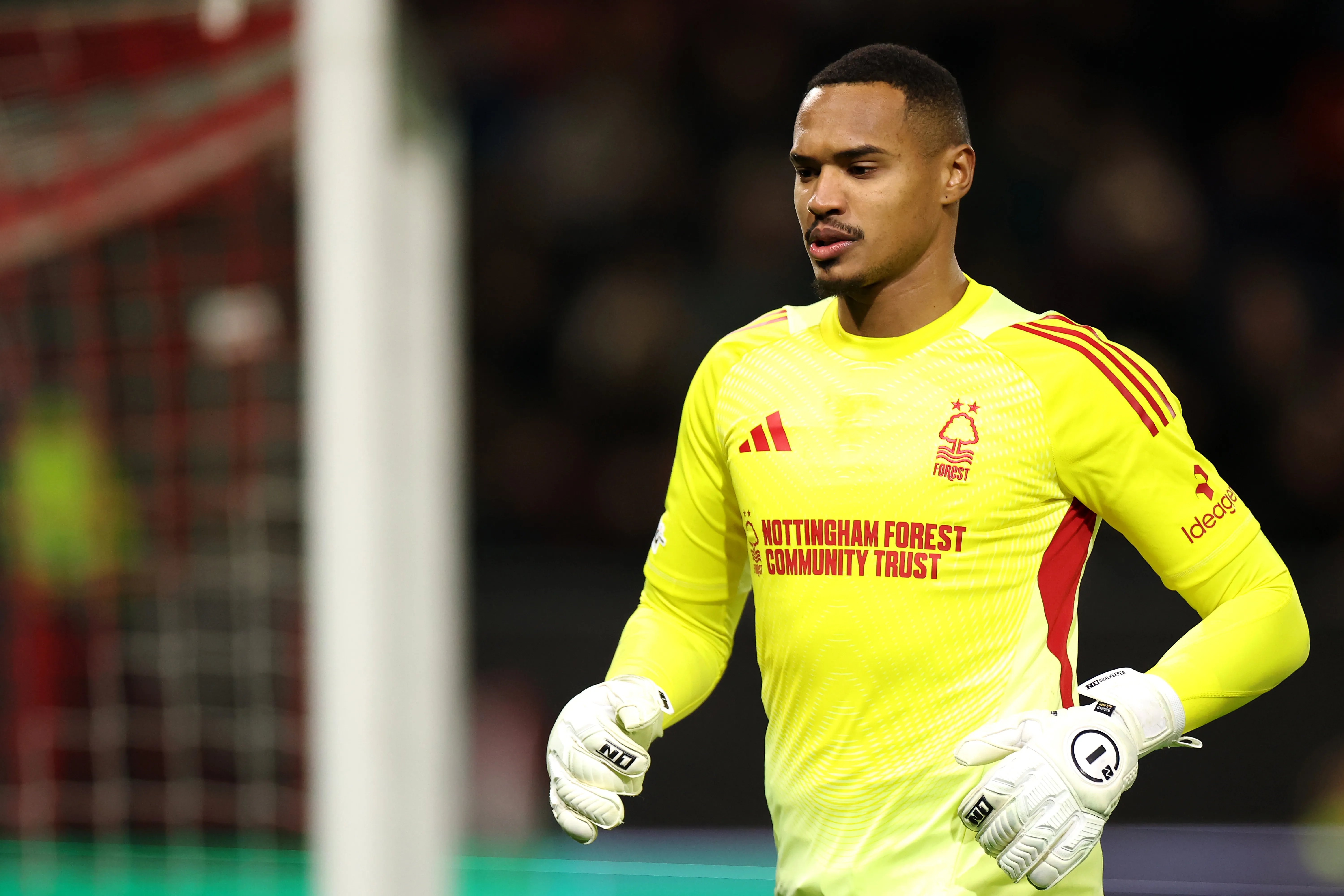 John em campo pelo Nottingham Forest (Foto: Dean Mouhtaropoulos/Getty Images)