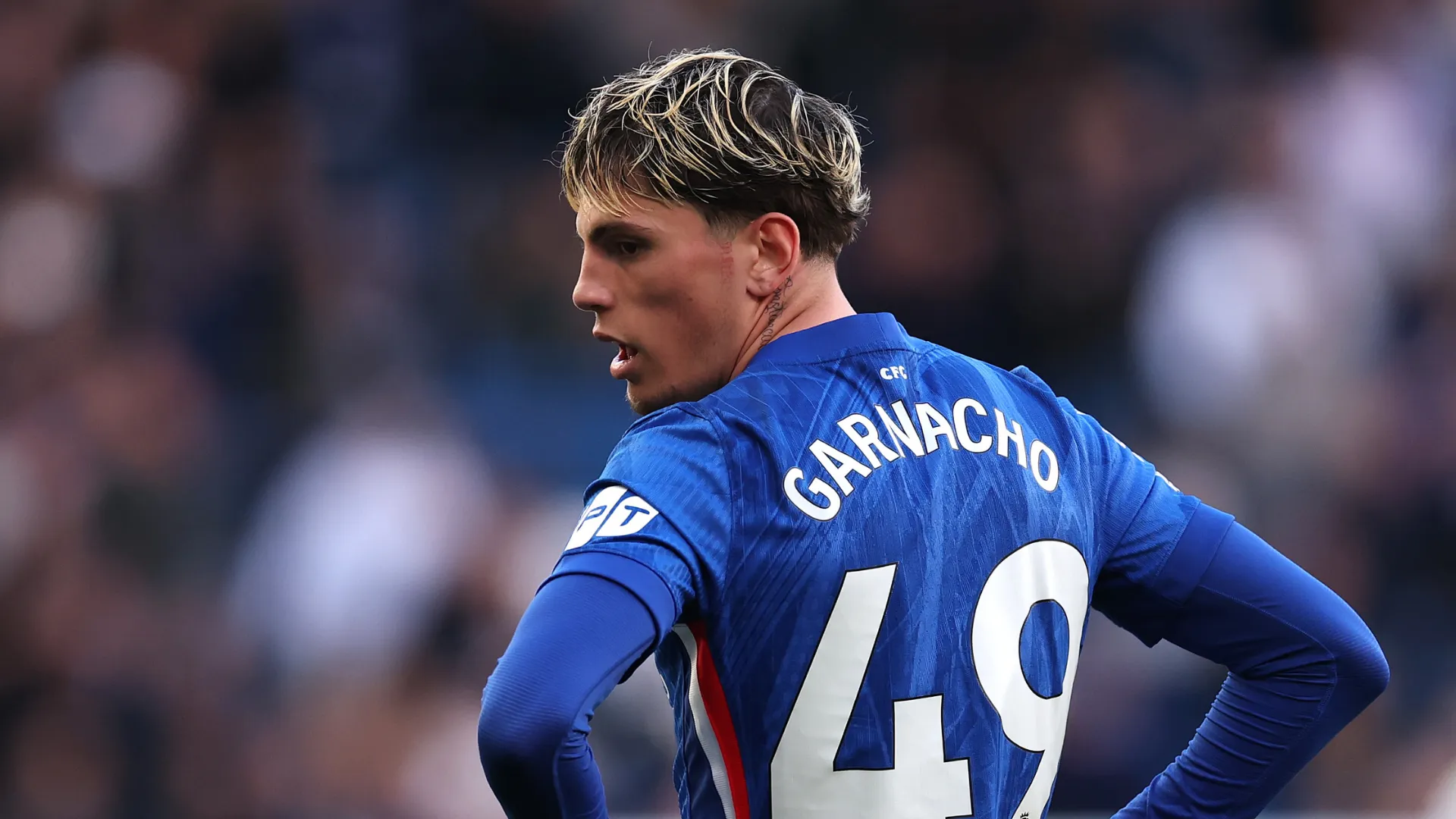 Alejandro Garnacho olha para o lado em jogo do Chelsea