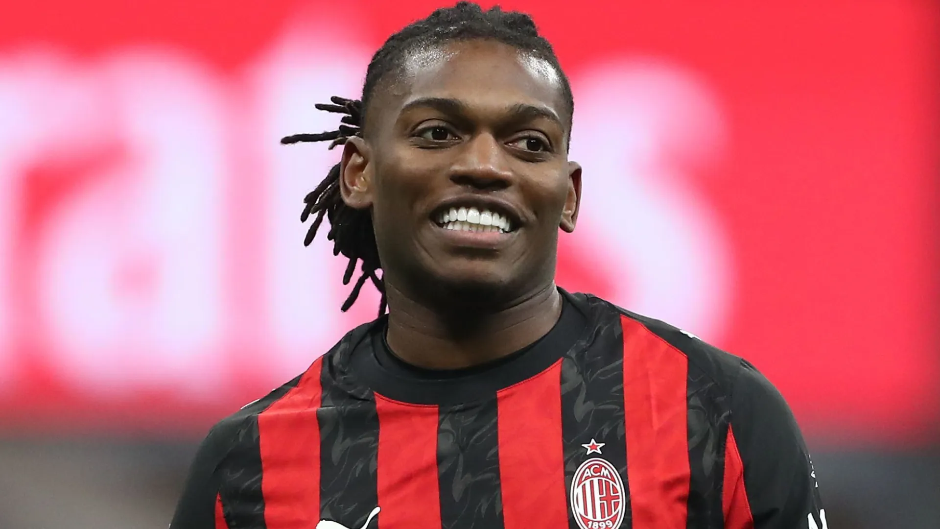 Rafael Leão aparece sorrindo durante uma partida pelo Milan
