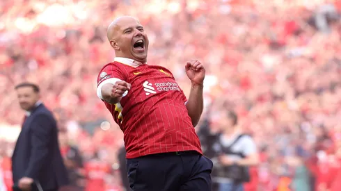 Arne Slot comemora o título do Liverpool da Premier League 2024/25 – Carl Recine/Getty Images