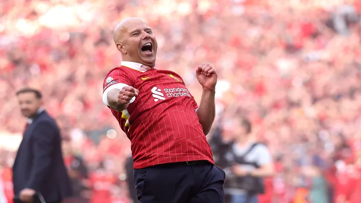 Arne Slot comemora o título do Liverpool da Premier League 2024/25 - Carl Recine/Getty Images