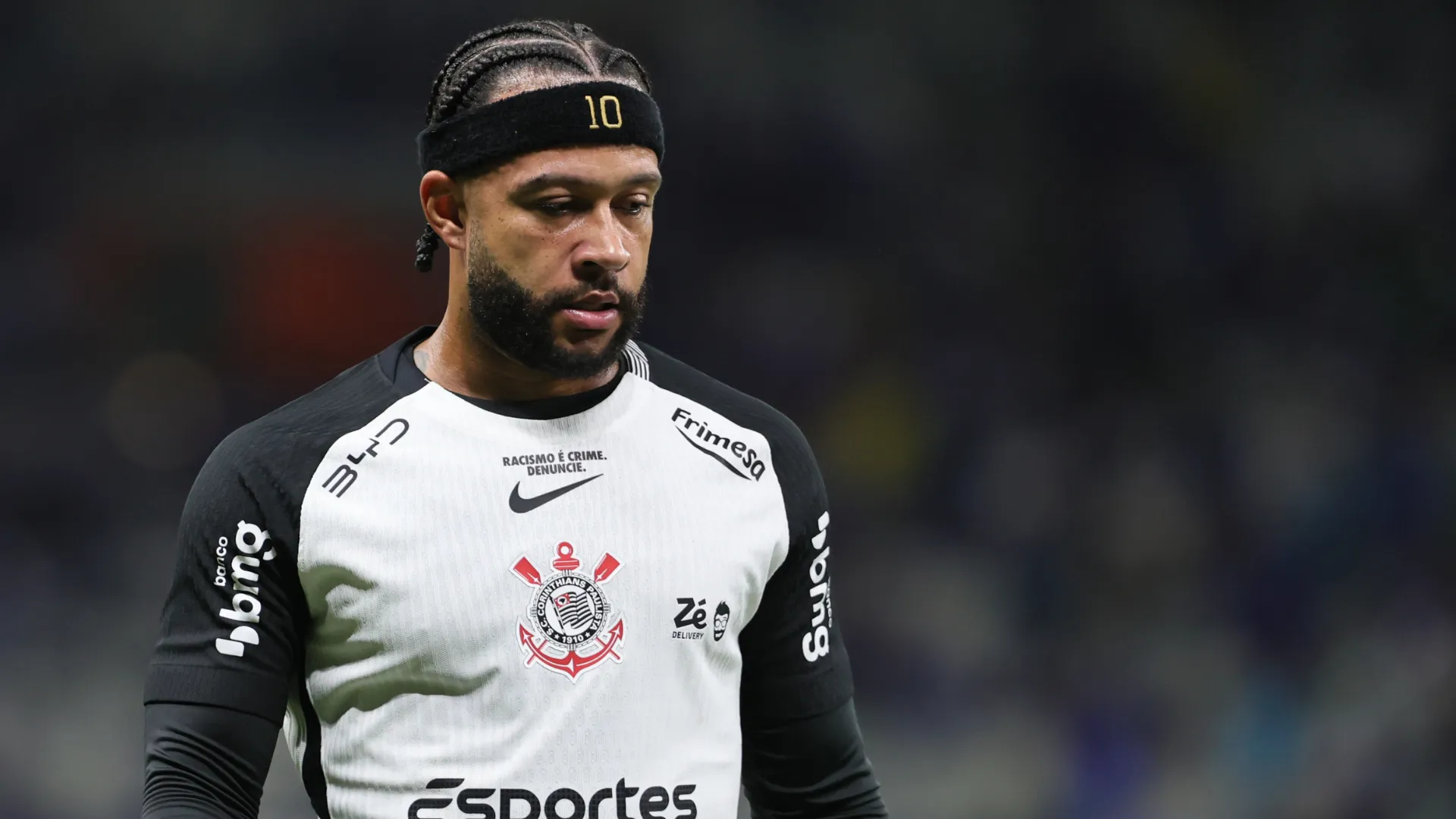 Memphis Depay olha para baixo em jogo do Corinthians