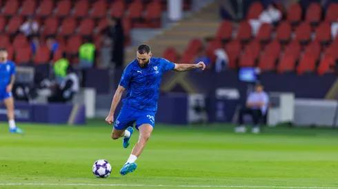 Benzema aquecendo pelo Al-Hilal