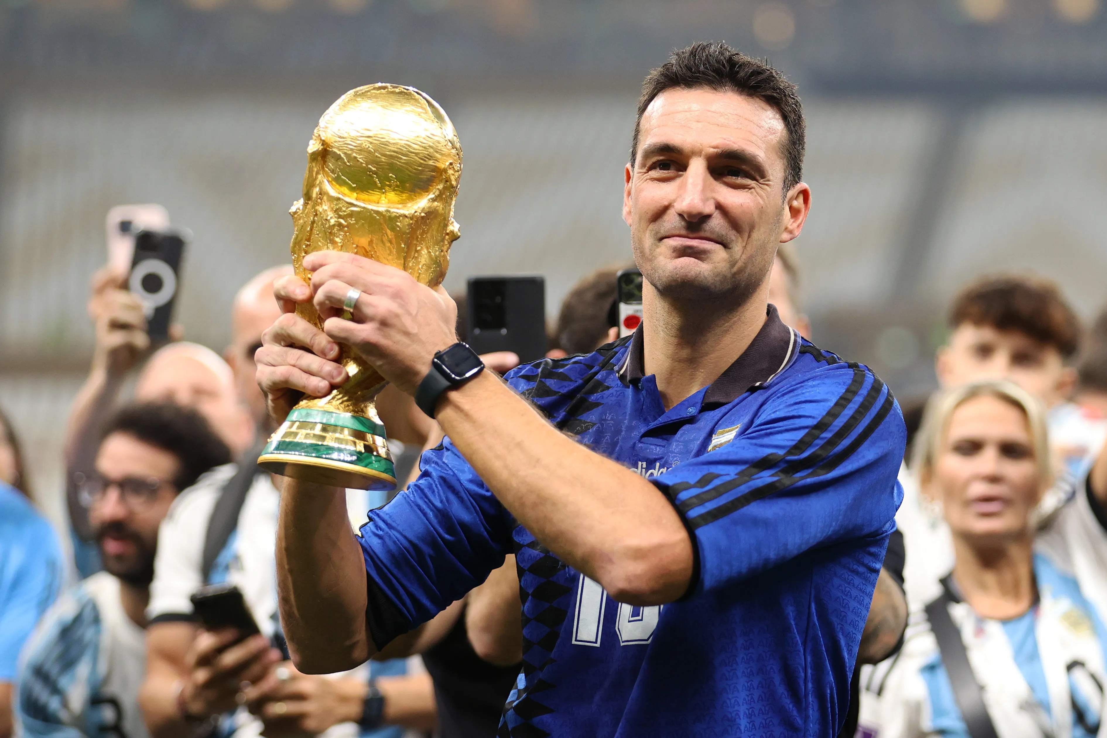 Scaloni segurando a taça da Copa do Mundo (Foto: Julian Finney/Getty Images)