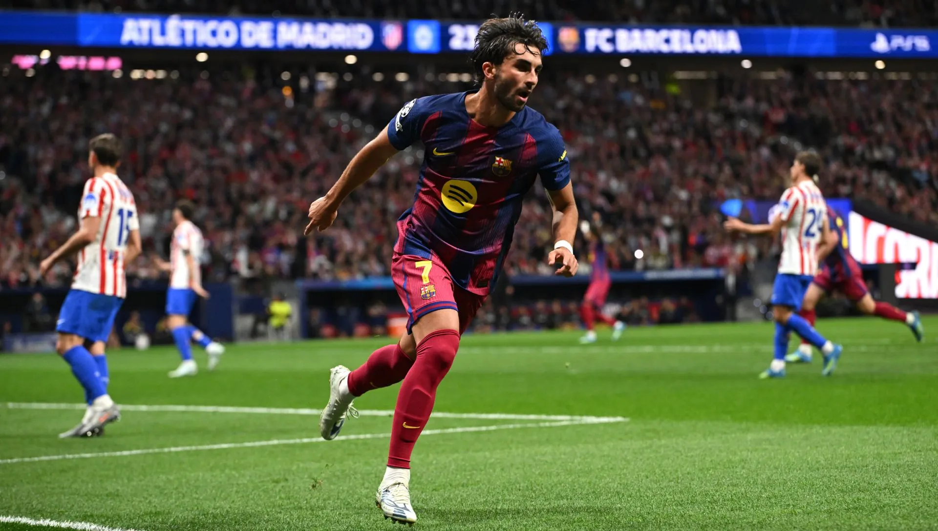 Ferran Torres, do Barcelona, comemora gol durante partida da Champions League. Foto: Denis Doyle/Getty Images