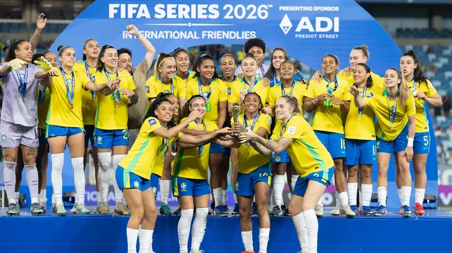 Jogadoras da Seleção Feminina com a taça do FIFA Series - Foto: Lívia Villas Boas/CBF
