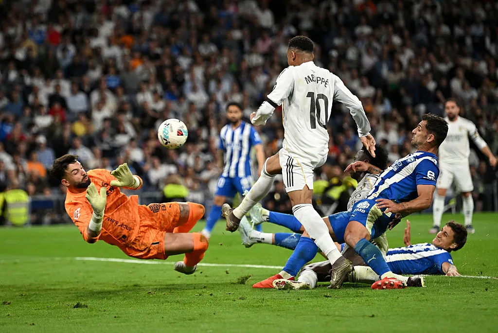 Mbappé é marcado em Real Madrid x Alavés. (Photo by Denis Doyle/Getty Images)