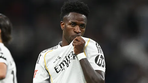 Vini Jr beija o escudo do Real Madrid. (Photo by Denis Doyle/Getty Images)