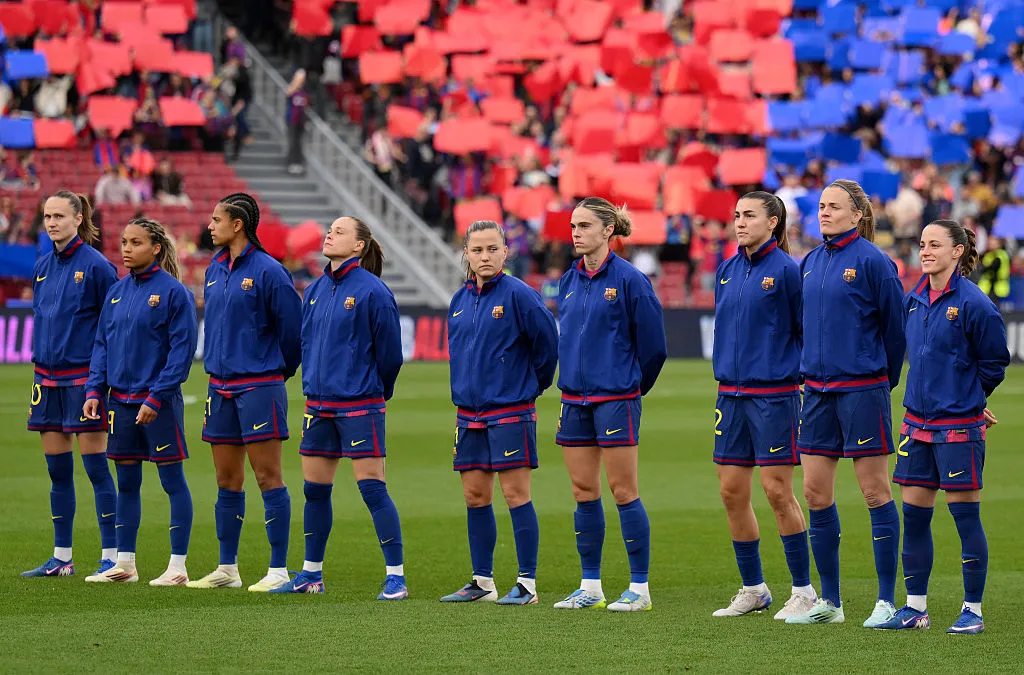 Jogadoras do Barcelona perfiladas antes de jogo do clube - Foto: David Ramos/Getty Images