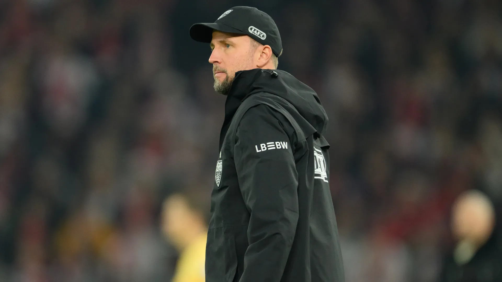 Sebastian Hoeneß olhando para o lado em jogo