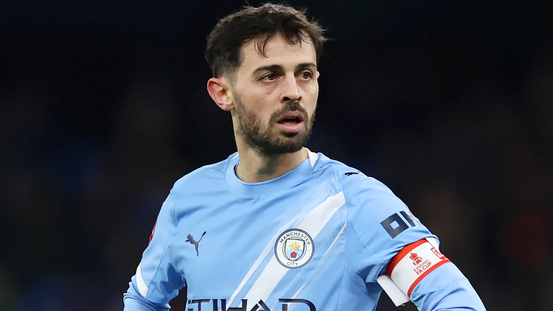 Bernardo Silva aparece concentrado durante uma partida pelo Manchester City