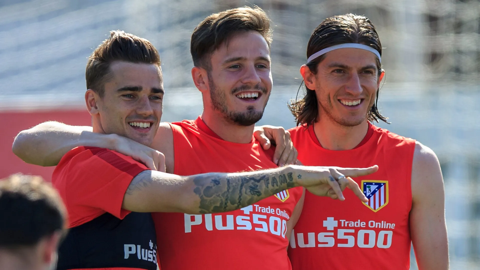Saúl Ñíguez, Filipe Luís e Griezmann durante treino pelo Atlético de Madrid