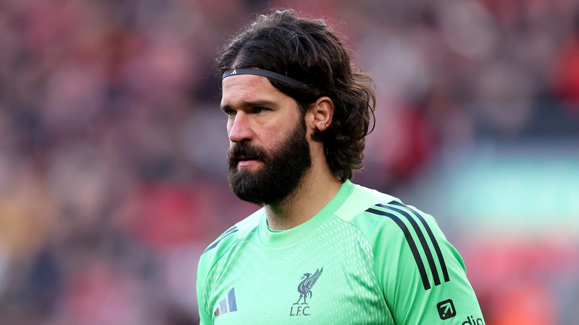 Alisson Becker com olhar sério em jogo do Liverpool