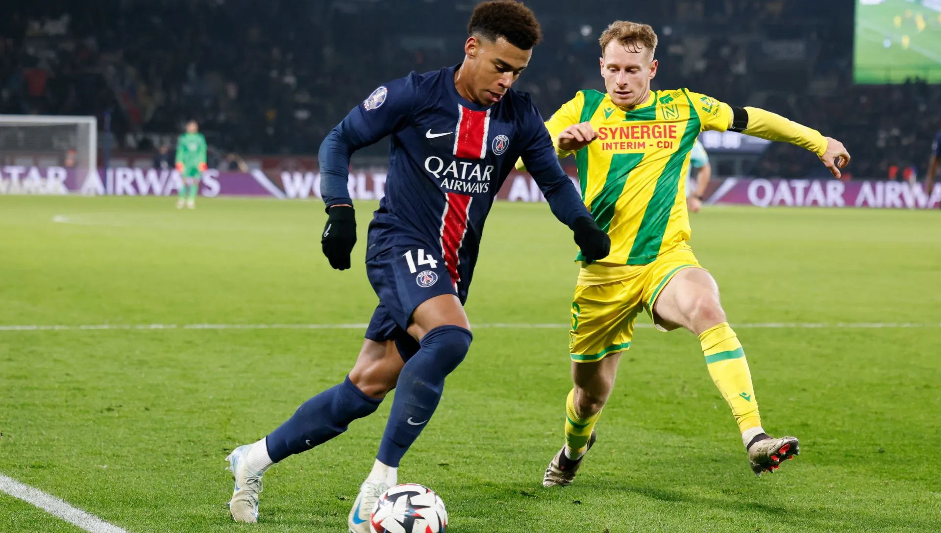 Desire Doue, do PSG, controla a bola contra Nicolas Cozza, do Nantes, durante partida da Ligue 1. Foto: Catherine Steenkeste/Getty Images para Qatar Airways