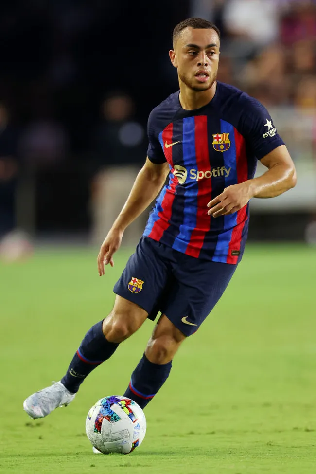 Sergiño Dest quando ainda defendia o FC Barcelona (Foto: Michael Reaves/Getty Images)