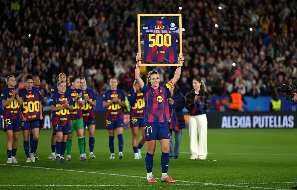 Alexia Putellas com a camisa de 500 jogos pelo Barcelona - Foto: David Ramos/Getty Images