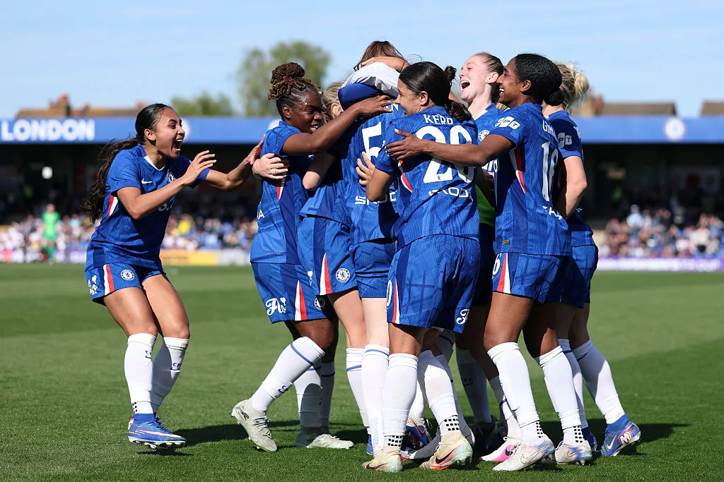 Jogadoras do Chelsea comemorando um gol juntas - Foto: Ryan Pierse/Getty Images